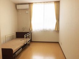 明るい室内とベッドの部屋