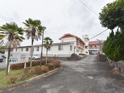 外観と入口のある建物