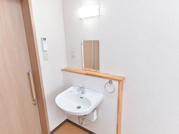 洗面台と壁掛けミラーの一角