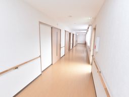 明るく広々とした廊下