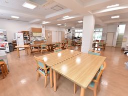 広々とした明るい食堂