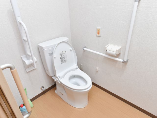 バリアフリートイレの様子 トイレ 手すりが設置された広々としたトイレです。安全かつ自立した日常生活をサポートする工夫が施されています。