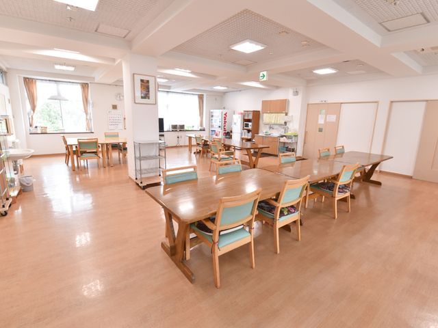 共有スペースの様子 共有スペース ゆとりある食堂では、ゆったりした時間を過ごすことができ、窓から自然光が差し込み明るい雰囲気を演出しています。