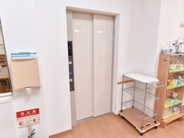 清潔なエレベーター前 エレベーター 安全に配慮されたエレベーター前は、清掃が行き届いており明るい雰囲気です。必要な物品を手軽に運べるカートが配置されています。