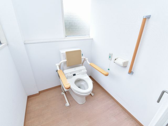 バリアフリートイレ設備 トイレ 安全に配慮された手すり付きのトイレです。快適さと機能性を兼ね備え、どなたでも使いやすい設計になっています。