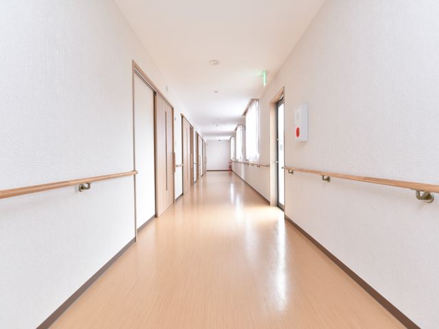 手すり付きの明るい廊下 共用廊下 清潔感に満ちた廊下は、手すりが整備されており安心して歩行できます。ゆったりとした空間が、毎日の生活を快適に支えます。