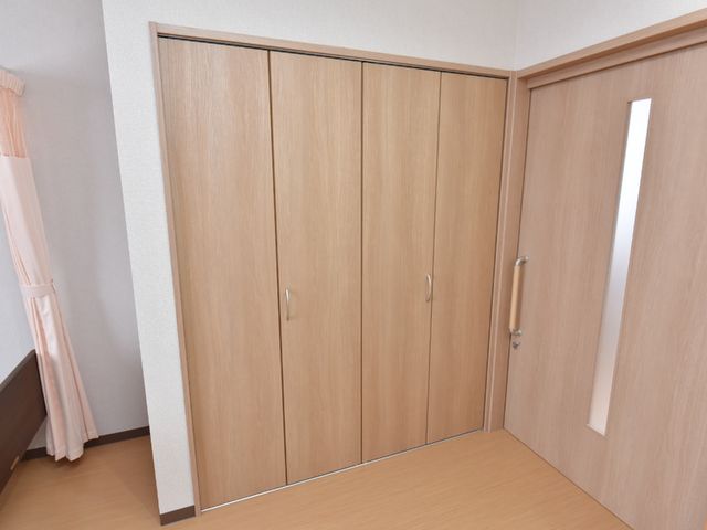 シンプルな木目調の居室 収納 機能的な木目調のクローゼットが整った居室です。落ち着いた雰囲気の中で、日々の生活を快適にお過ごしいただけます。