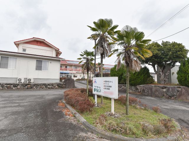 緑豊かな施設外観 施設表示 広々とした敷地に建つ建物は、自然に囲まれ、快適な環境が提供されています。ゆったりとした空間でお仕事をお探しの方に適しています。