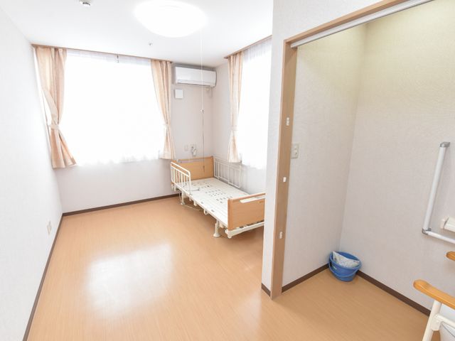 明るい個室の居室 居室 ゆとりある清潔な個室で、プライバシーを大切にした快適な環境が整っています。窓からは柔らかな日差しが差し込み、穏やかな時間をお過ごしいただけます。