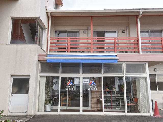 エントランスの明るい外観 風除室 入口はガラス扉で明るく、バリアフリー設計になっておりますので、どなたでも安心して出入りができます。