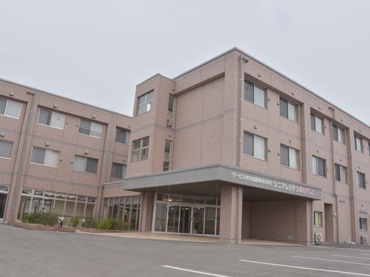落ち着いた色合いの外観