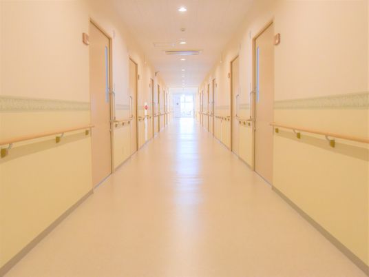 明るく広々した廊下