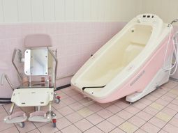 特殊浴槽と介助用リフト