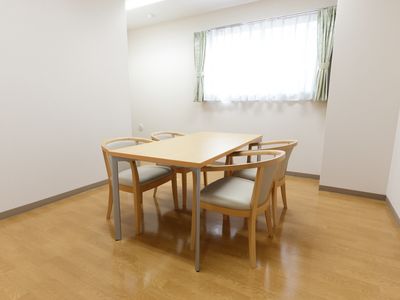 居室のテーブルと椅子