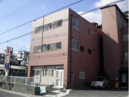 茶色の建物外観