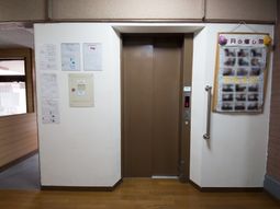 エレベーター前の壁面