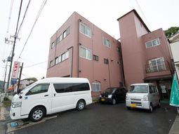 ピンクの建物と白いバス