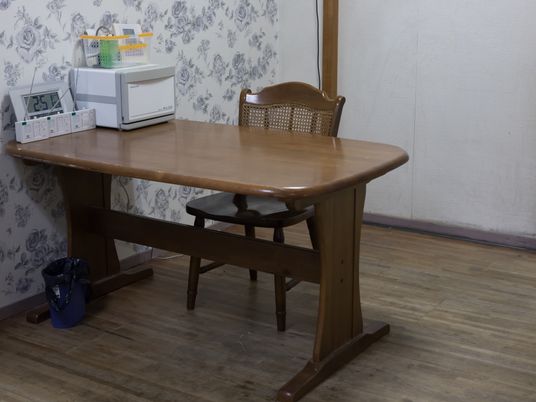 居室の椅子とテーブル
