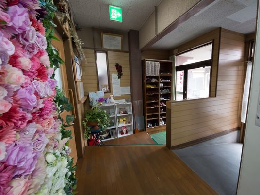 花壁飾りのあるエントランス