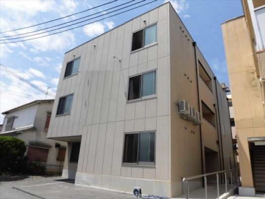 明るい日差しの建物外観