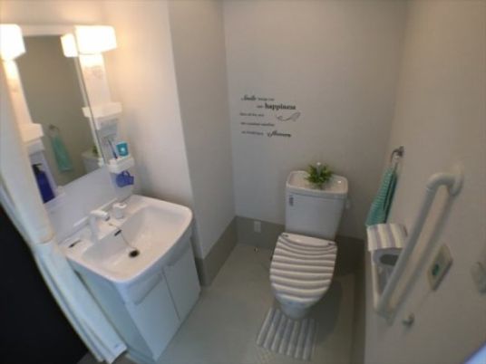 モダンなトイレの一室