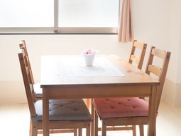 明るい食卓と椅子４脚