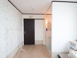 明るい居室の一角