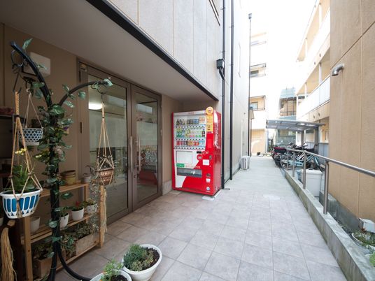 エントランスと自動販売機