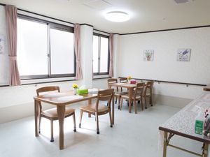 食堂の清潔なテーブルと椅子