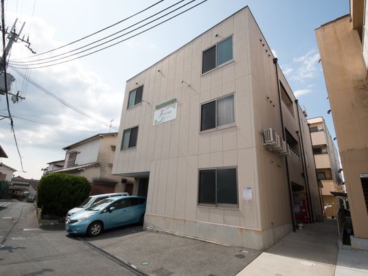 清潔感のある建物の外観