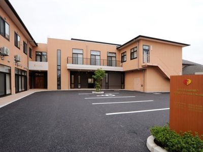 落ち着いた色合いの建物外観