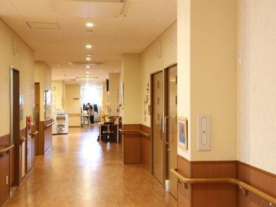 明るく広い施設の廊下