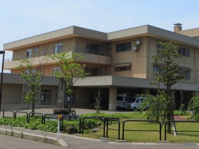快適な施設外観 外観 静かな環境に建つ暖かみのある建物で、利用者の快適な生活が支援されています。敷地内には緑があり、心地よい空間が広がっています。