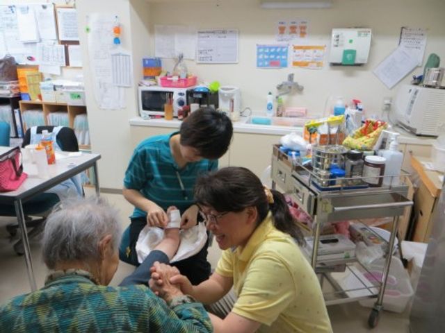 介護スタッフのケア風景 医療 丁寧な手技で心地よいケアを行うスタッフの姿。安心してご利用できる機能訓練のひとときを提供しています。