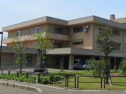 明るい光に包まれた建物外観
