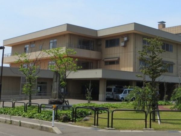 明るい光に包まれた建物外観