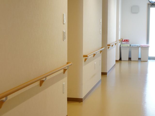 手すり付き明るい廊下 廊下 手すりが設置されている廊下は、明るく清潔感があり、安全に歩行ができる設計になっています。