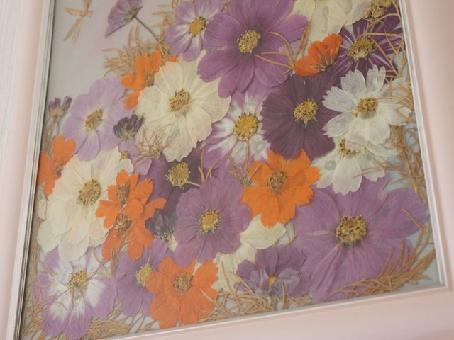 カラフルな壁掛け花 押し花アート 壁に飾られた花々のアートワークは、訪れる方に心温まる雰囲気を提供しています。美しい自然の一コマをお仕事中もお楽しみいただけます。
