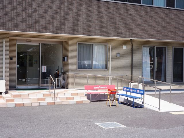 広々としたエントランス 入口 バリアフリーを意識した設計の入口は、利用者様の安全と利便性を考慮しています。明るく開放的な雰囲気の中、お仕事が行える環境です。