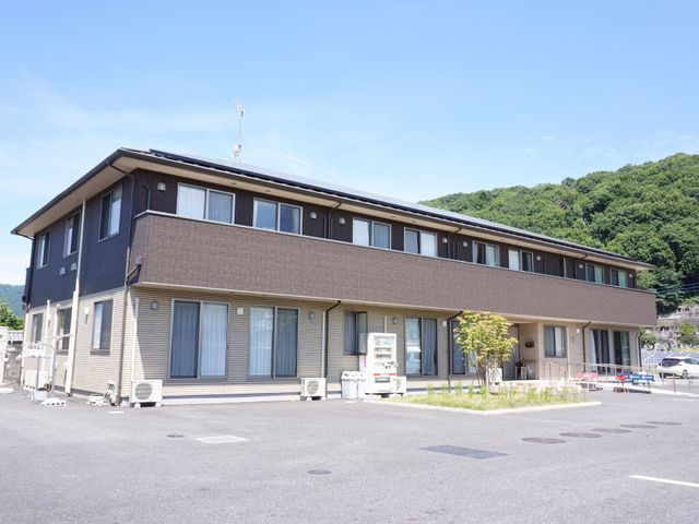清潔感のある建物外観 外観 ゆとりある駐車場が設けられたモダンな建物です。自然に包まれた環境で、穏やかな日々を送ることができそうです。