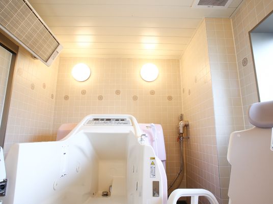 バリアフリー設計の浴室