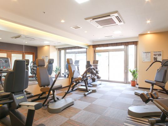 機能訓練室の明るい空間