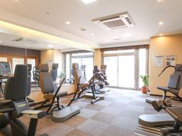 明るい運動設備の部屋