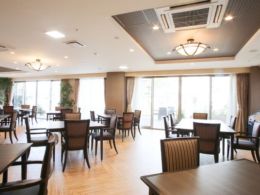 広々とした明るい食堂