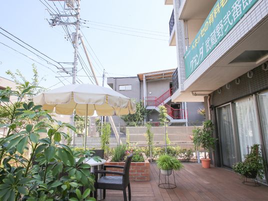 屋外のリラックススペース