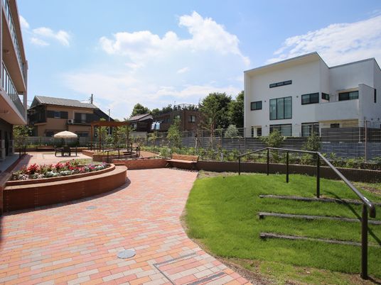 緑豊かな施設の中庭