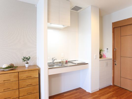 明るい居室の洗面台