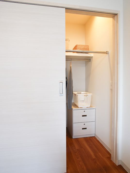 整理されたクローゼット空間