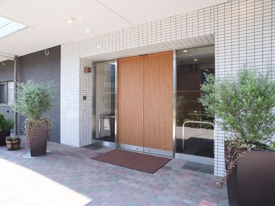 木目調エントランスの外観
