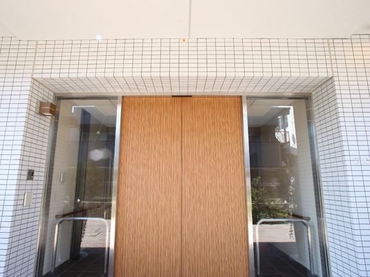木目調のエントランスドア